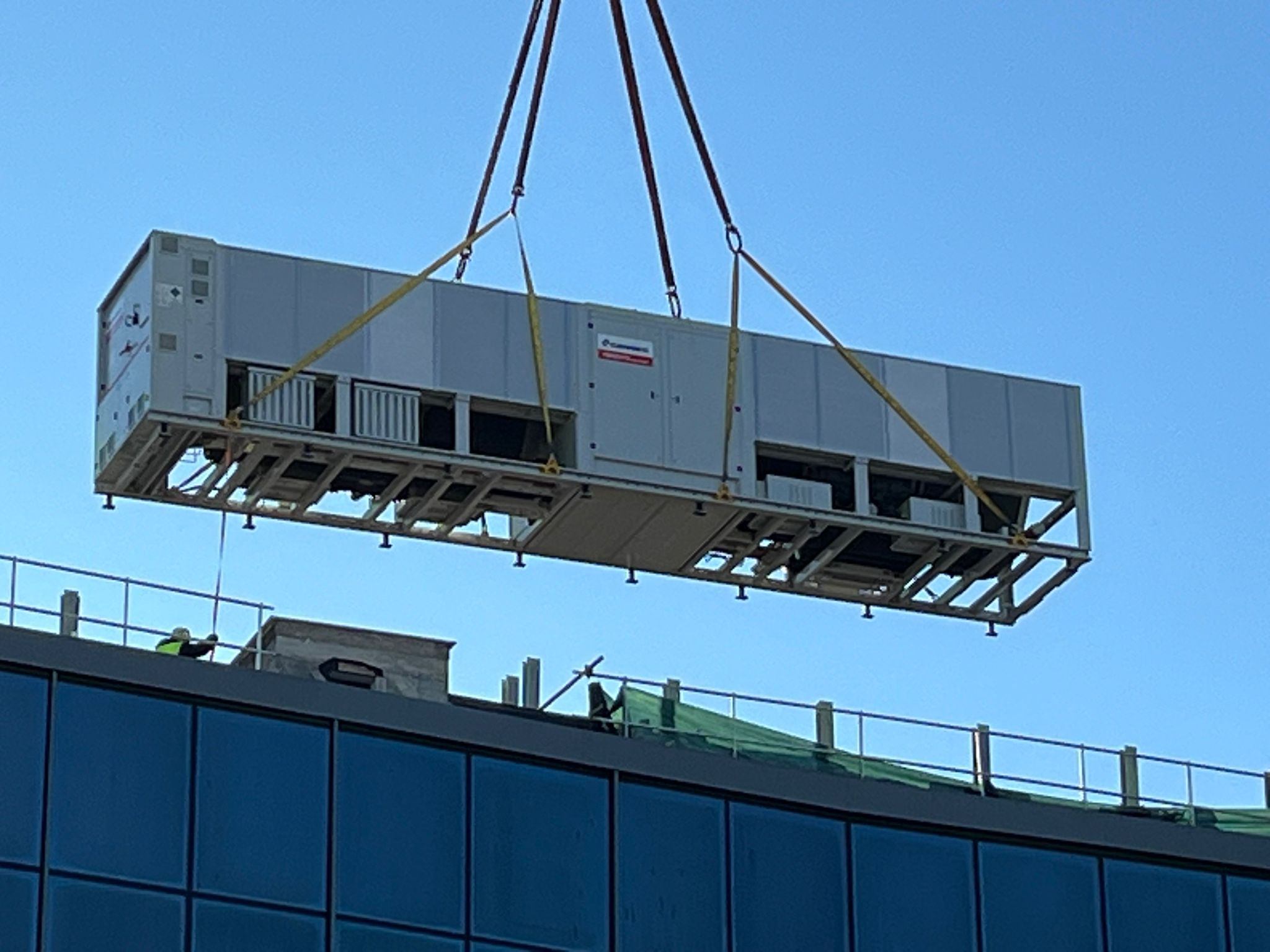 Dicembre 2024: maxi impianto di condizionamento issato sul tetto