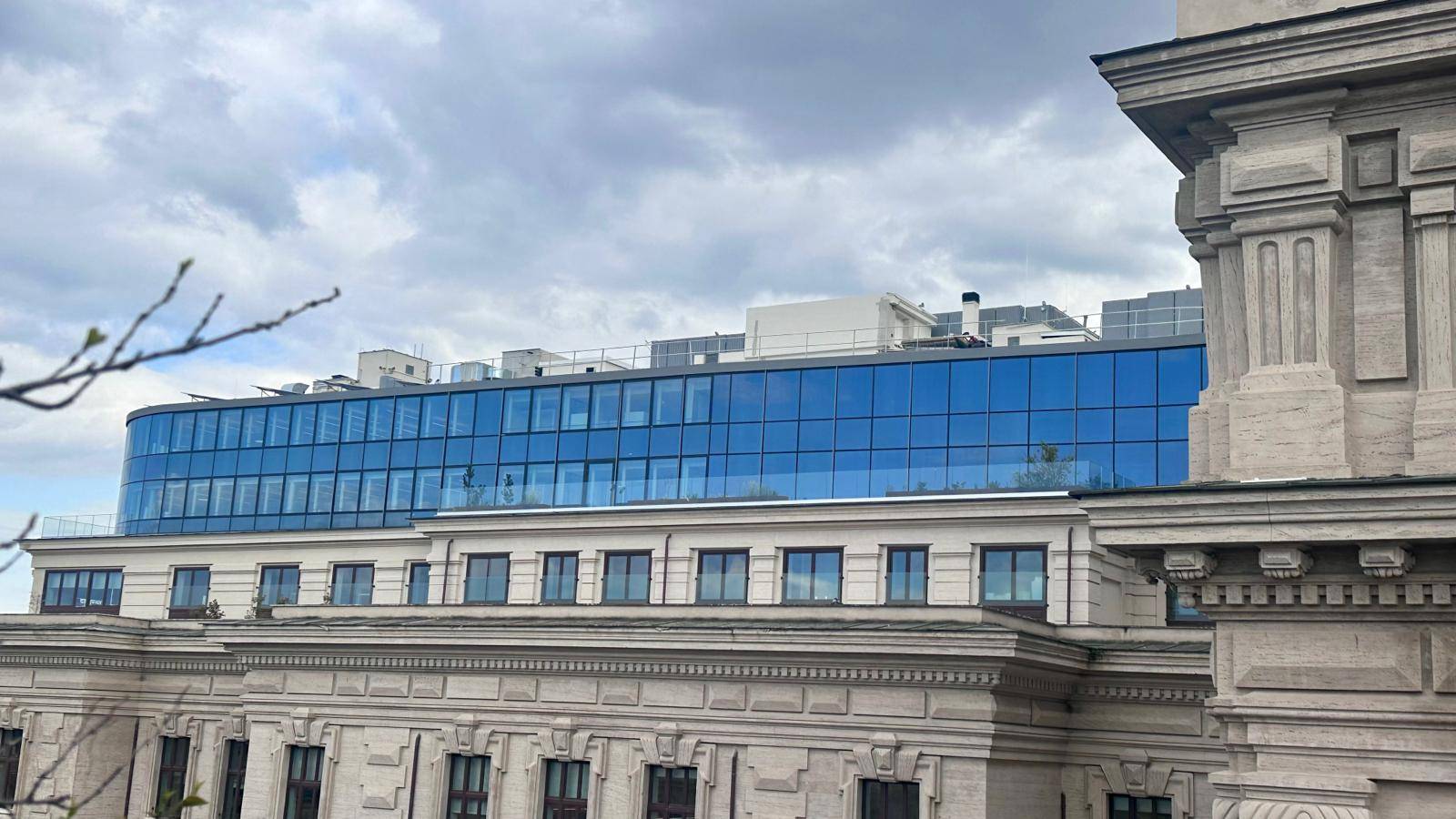 La sopraelevazione in vetro blu sopra il palazzo storico, marzo 2026